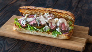 Ciabatta-Steak-Sandwich mit karamellisierten Zwiebeln und Meerrettichsoße (für 4 Personen)